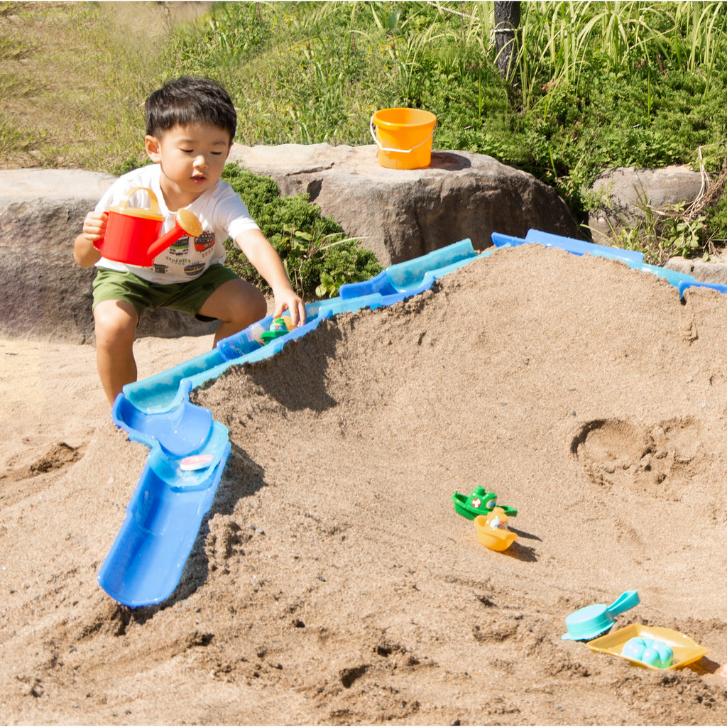 お砂場で水を流して遊ぼう！ 水路あそび クリアブルーセット — コドモ