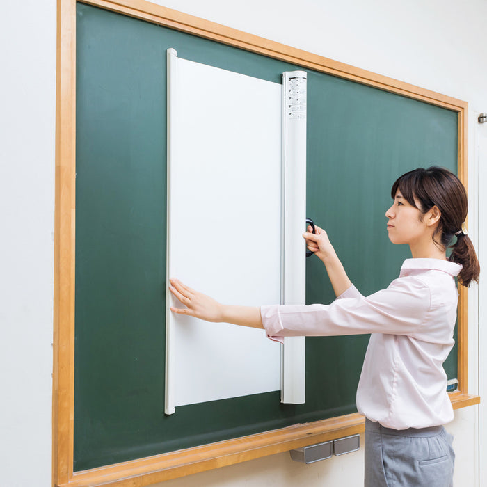スライドするだけできれいに貼れるプロジェクタースクリーン（短焦点プロジェクター対応）