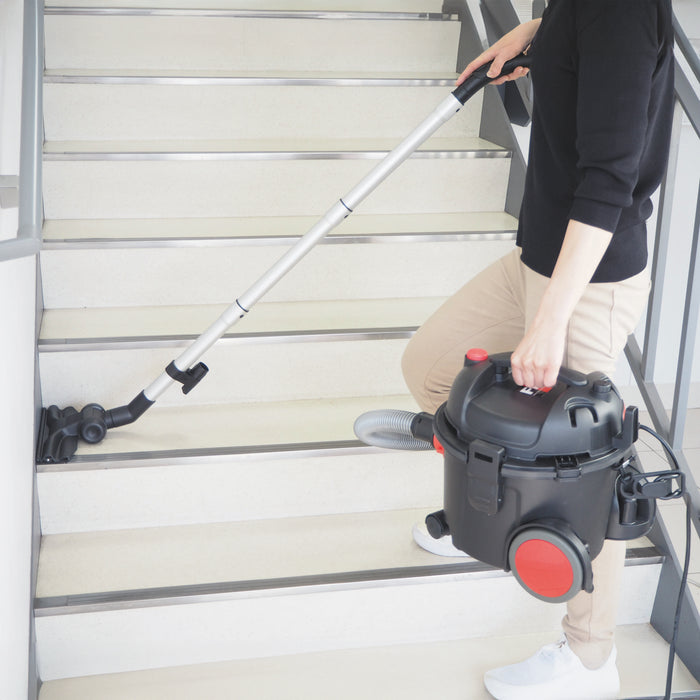 手元に伝わる重さを軽減した掃除機　小型ドライバキューム極5