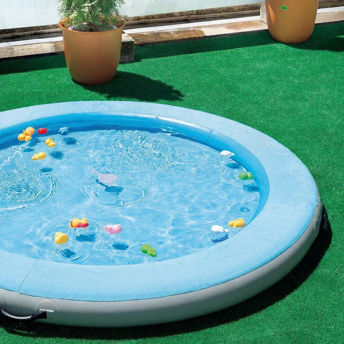 水たまりあそびが、そのままプールに？！ 水たまりプール